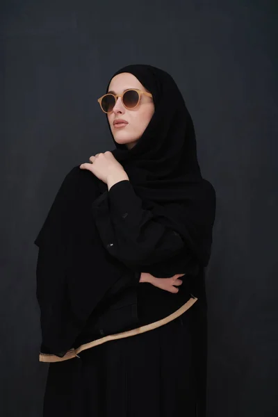 Jovem Muçulmano Roupas Tradicionais Abaya Óculos Sol Posando Frente Quadro — Fotografia de Stock