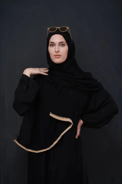 Joven Musulmán Ropa Tradicional Abaya Gafas Sol Posando Frente Pizarra — Foto de Stock