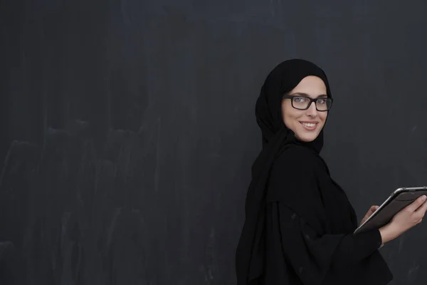 Jonge Arabische Zakenvrouw Traditionele Kleding Abaya Bril Met Tablet Computer — Stockfoto