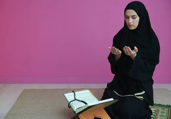 Midden Oosterse Vrouw Bidt Leest Heilige Koran Publiek Item Van — Stockfoto
