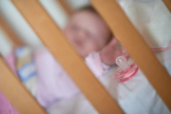 Pasgeboren baby slapen thuis in bed — Stockfoto