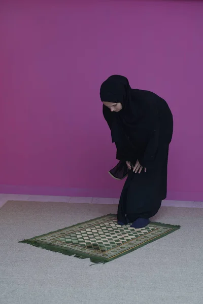 Donna Musulmana Namaz Pregando Allah Dio Donna Musulmana Sul Tappeto — Foto Stock