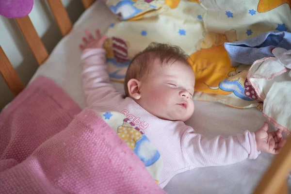 Pasgeboren baby slapen thuis in bed — Stockfoto