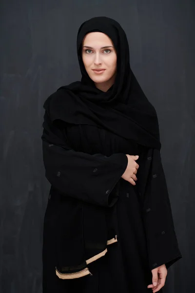 黒アバヤの現代の若いイスラム教徒の女性 アラブの女の子は 伝統的な服を着て黒の黒板の前でポーズ 現代的で豊かなアラビア語の生活様式を表しています — ストック写真