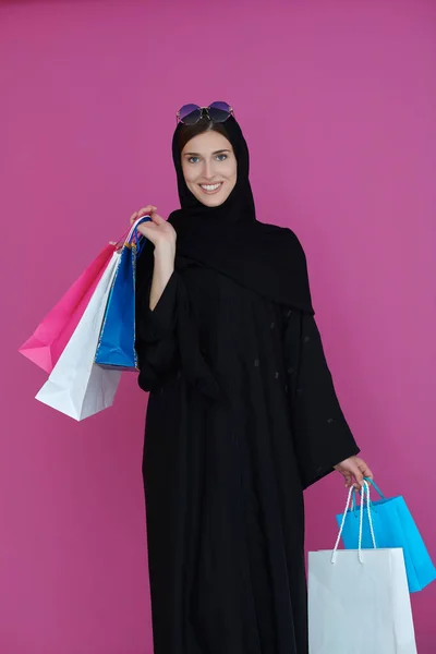 Boldog Muszlim Lány Bevásárlószatyrokkal Pózol Arab Visel Hagyományos Fekete Ruhát — Stock Fotó