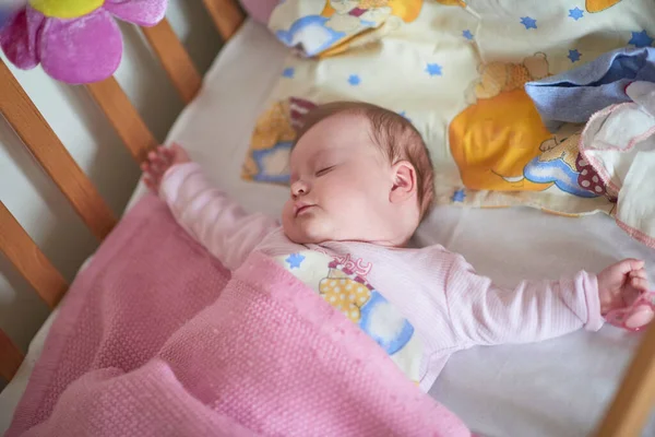 Bebé recién nacido durmiendo en casa en la cama — Foto de Stock