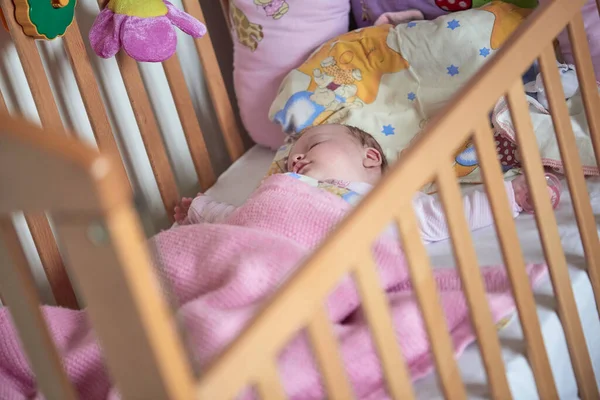 Pasgeboren baby slapen thuis in bed — Stockfoto