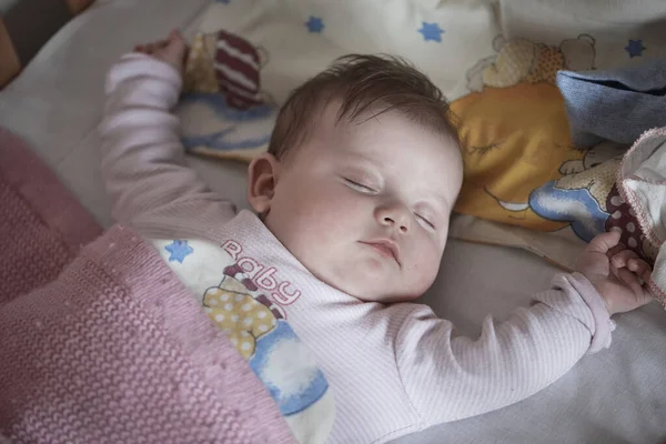 Novorozeně dítě spí doma v posteli — Stock fotografie