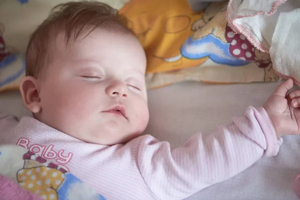 Novorozeně dítě spí doma v posteli — Stock fotografie