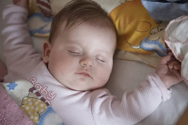 Neonata Che Dorme Letto Casa — Foto Stock