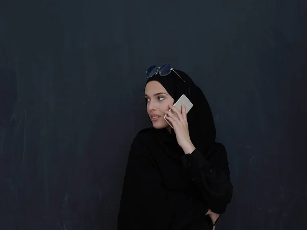 Giovane Donna Affari Musulmana Abiti Tradizionali Abaya Parlando Sullo Smartphone — Foto Stock