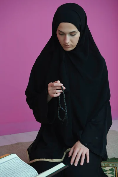 Mulher Oriente Médio Orando Lendo Alcorão Sagrado Item Público Todos — Fotografia de Stock