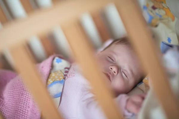 Niña Recién Nacida Durmiendo Cama Casa — Foto de Stock