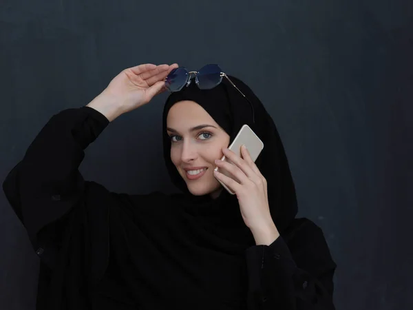 Giovane Donna Affari Musulmana Abiti Tradizionali Abaya Parlando Sullo Smartphone — Foto Stock