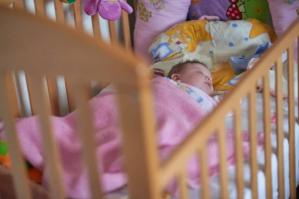 Pasgeboren Baby Meisje Slapen Bed Thuis — Stockfoto