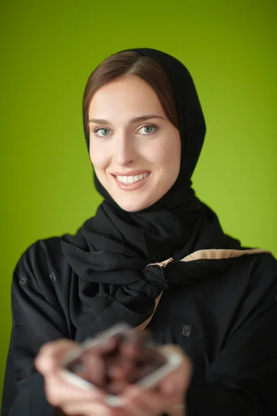 Молода Муслімна Дівчина Традиційному Муслімному Одязі Тримає Сухі Дати Арабська — стокове фото
