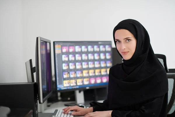 年轻的穆斯林女孩在家里的电脑上工作 工作场所的女性照片编辑 自由职业者在工作时使用两个监视器 — 图库照片