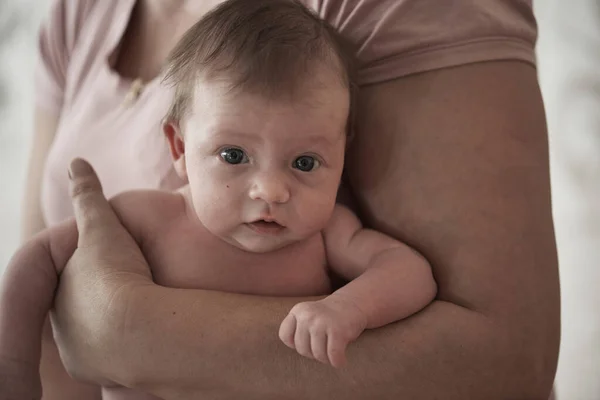 Mamma Sta Facendo Bagno Alla Neonata — Foto Stock