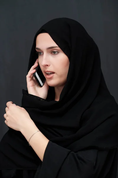 Jovem Mulher Negócios Muçulmana Roupas Tradicionais Abaya Falando Smartphone Mulher — Fotografia de Stock