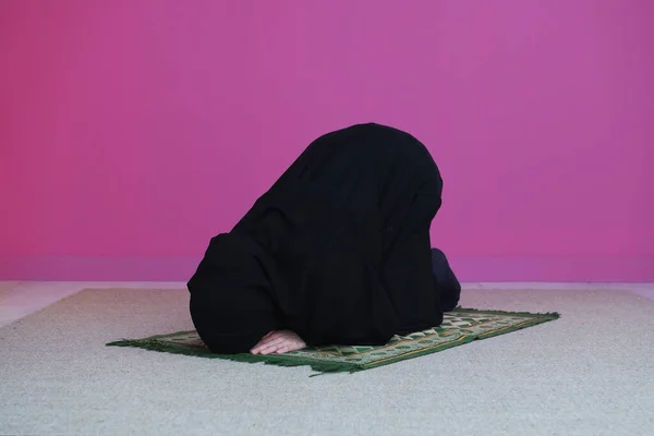 Namázi Muszlim Allahhoz Imádkozik Istenhez Muszlim Szőnyegen Imádkozik Hagyományos Közel — Stock Fotó