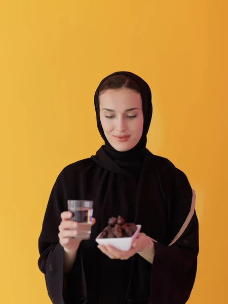 Moderna Donna Musulmana Abaya Che Tiene Davanti Dattero Frutta Bicchiere — Foto Stock