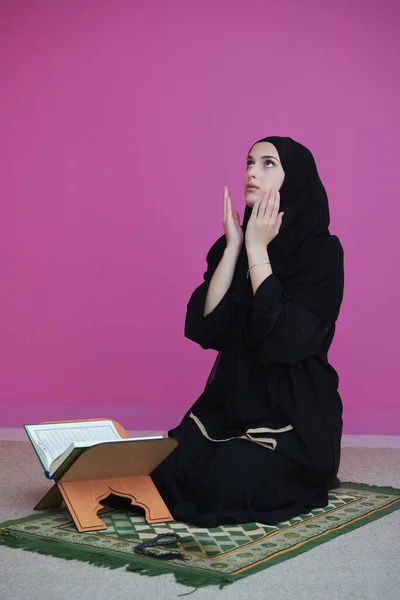 Mulher Oriente Médio Orando Lendo Alcorão Sagrado Item Público Todos — Fotografia de Stock