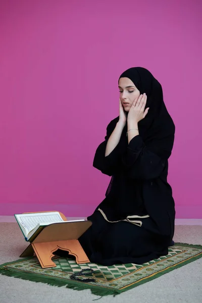 Midden Oosterse Vrouw Bidt Leest Heilige Koran Publiek Item Van — Stockfoto