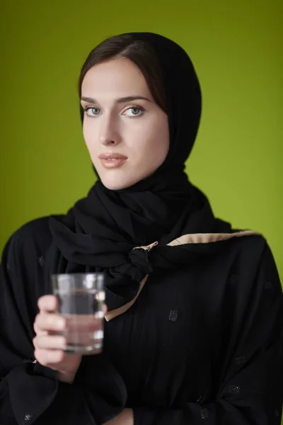 Abaya Daki Modern Müslüman Kadın Önünde Bir Bardak Tutuyor Ftar — Stok fotoğraf