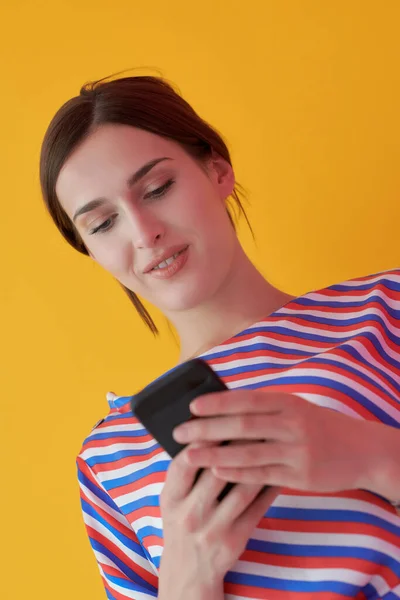 Retrato Menina Com Rosto Feliz Usar Smartphone Isolado Fundo Rosa — Fotografia de Stock