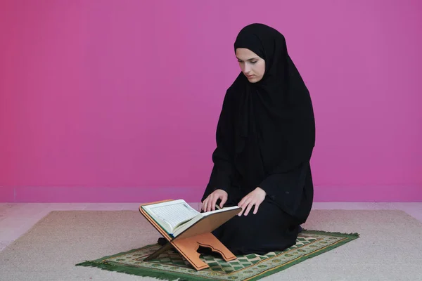 Mulher Oriente Médio Orando Lendo Alcorão Sagrado Item Público Todos — Fotografia de Stock