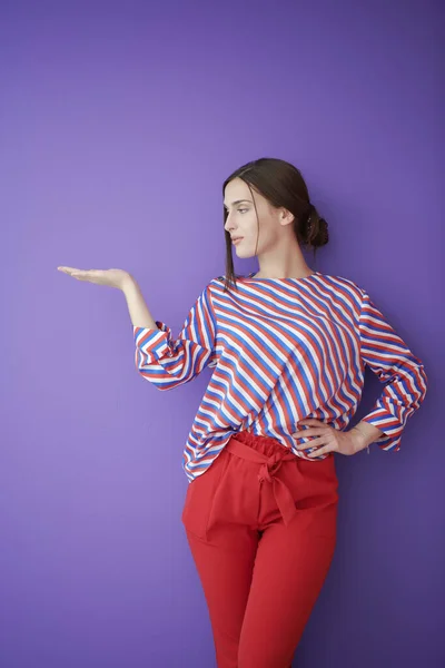 Retrato Feliz Sonrisa Joven Hermosa Mujer Gesto Presentación Con Palma — Foto de Stock