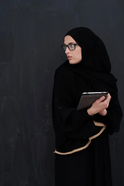 Νεαρή Άραβα Επιχειρηματίας Παραδοσιακά Ρούχα Abaya Και Γυαλιά Που Κατέχουν — Φωτογραφία Αρχείου