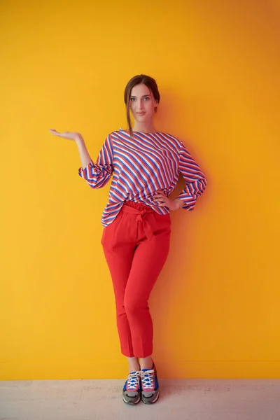 Retrato Feliz Sonriente Joven Hermosa Mujer Gesto Presentación Con Palma —  Fotos de Stock