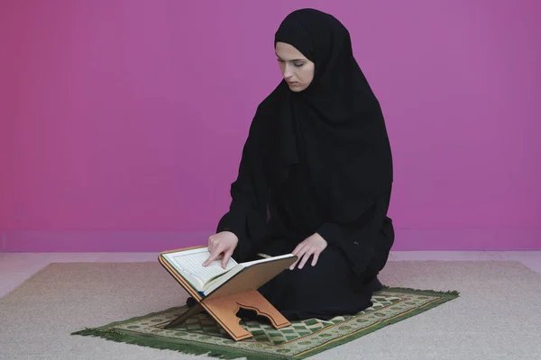 中東の女性は すべてのイスラム教徒の聖なるクルアーンを祈り 読んでいます ムスリム女性の教育概念 ラマダーン月の家庭やモスクでの聖クルアーン — ストック写真