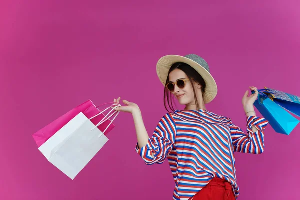 Jeune Femme Avec Des Sacs Provisions Sur Fond Rose Fille — Photo