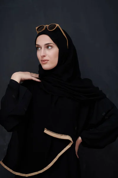 Giovani Musulmani Abiti Tradizionali Abaya Occhiali Sole Posa Davanti Alla — Foto Stock