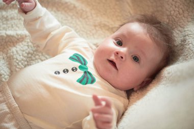 Mutlu yeni doğmuş küçük bebek gülümsüyor