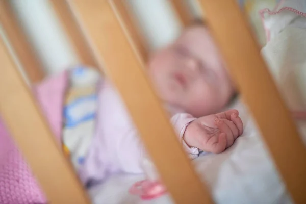 Новорожденная Девочка Спит Постели Дома — стоковое фото