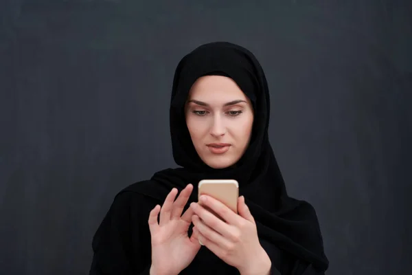 Jeune Femme Affaires Musulmane Vêtements Traditionnels Abaya Avec Smartphone Femme — Photo