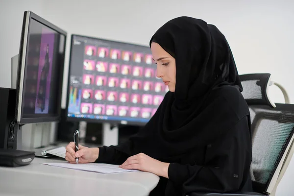 Grafik Tableti Iki Monitör Kullanarak Bilgisayar Üzerinde Çalışan Müslüman Kadın — Stok fotoğraf