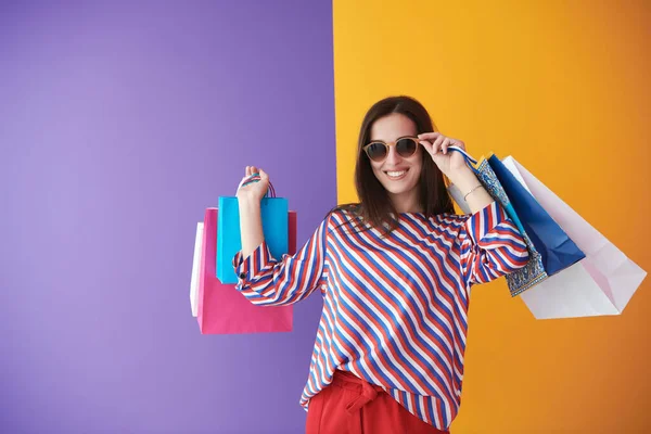 Mujer Joven Con Bolsas Compras Sobre Fondo Colorido Chica Feliz — Foto de Stock