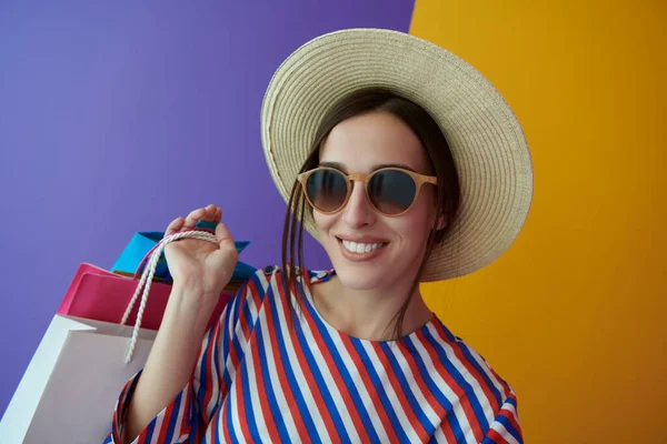 Fiatal Színes Hátterű Bevásárlótáskákkal Boldog Lány Pózol Vásárlásokkal Egy Nap — Stock Fotó