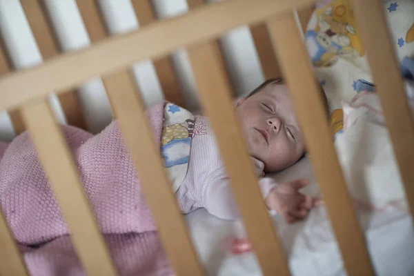 Niña Recién Nacida Durmiendo Cama Casa — Foto de Stock