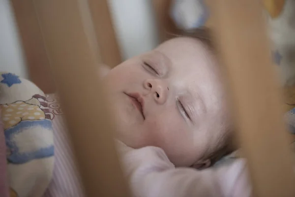 Pasgeboren Baby Meisje Slapen Bed Thuis — Stockfoto