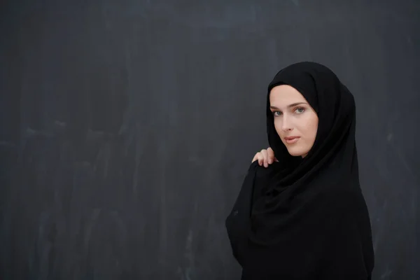 Modern Ung Muslimsk Kvinna Svart Abaya Arabiska Flicka Bär Traditionella — Stockfoto