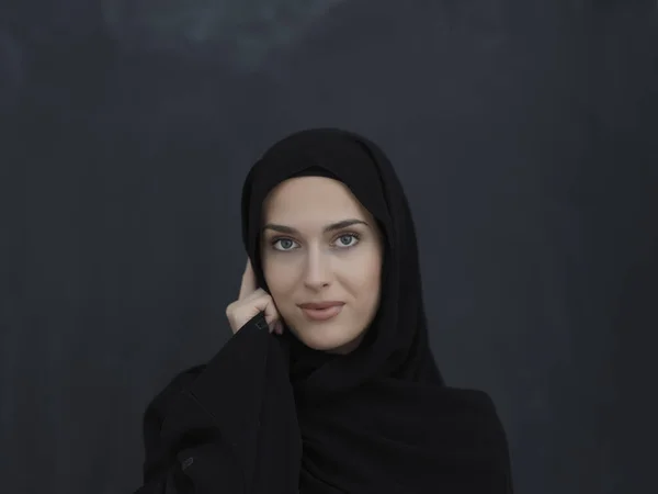 Jeune Femme Affaires Musulmane Vêtements Traditionnels Abaya Parler Sur Smartphone — Photo