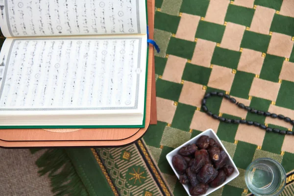 Iftar Tiempo Fechas Secas Santo Corán Vaso Agua Tasbih Alfombra — Foto de Stock