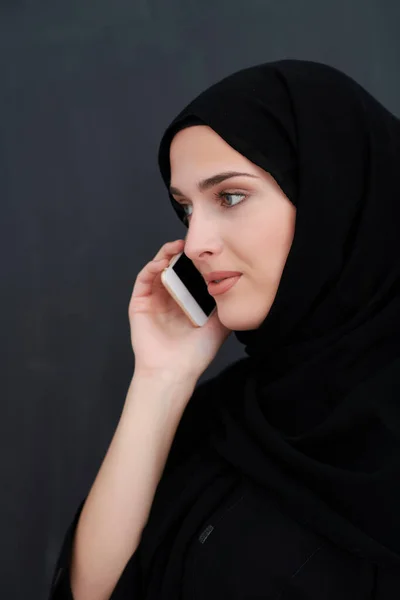 Giovane Donna Affari Musulmana Abiti Tradizionali Abaya Parlando Sullo Smartphone — Foto Stock