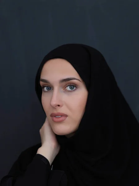 Retrato Jovem Mulher Muçulmana Moderna Preto Abaya Menina Árabe Vestindo — Fotografia de Stock