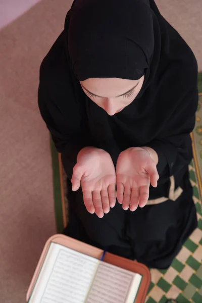 Mulher Oriente Médio Orando Lendo Alcorão Sagrado Item Público Todos — Fotografia de Stock